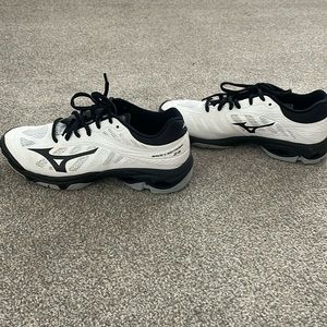 Mizuno volleyball shoes. Size 8 women’s Wave Lightning Z4 white